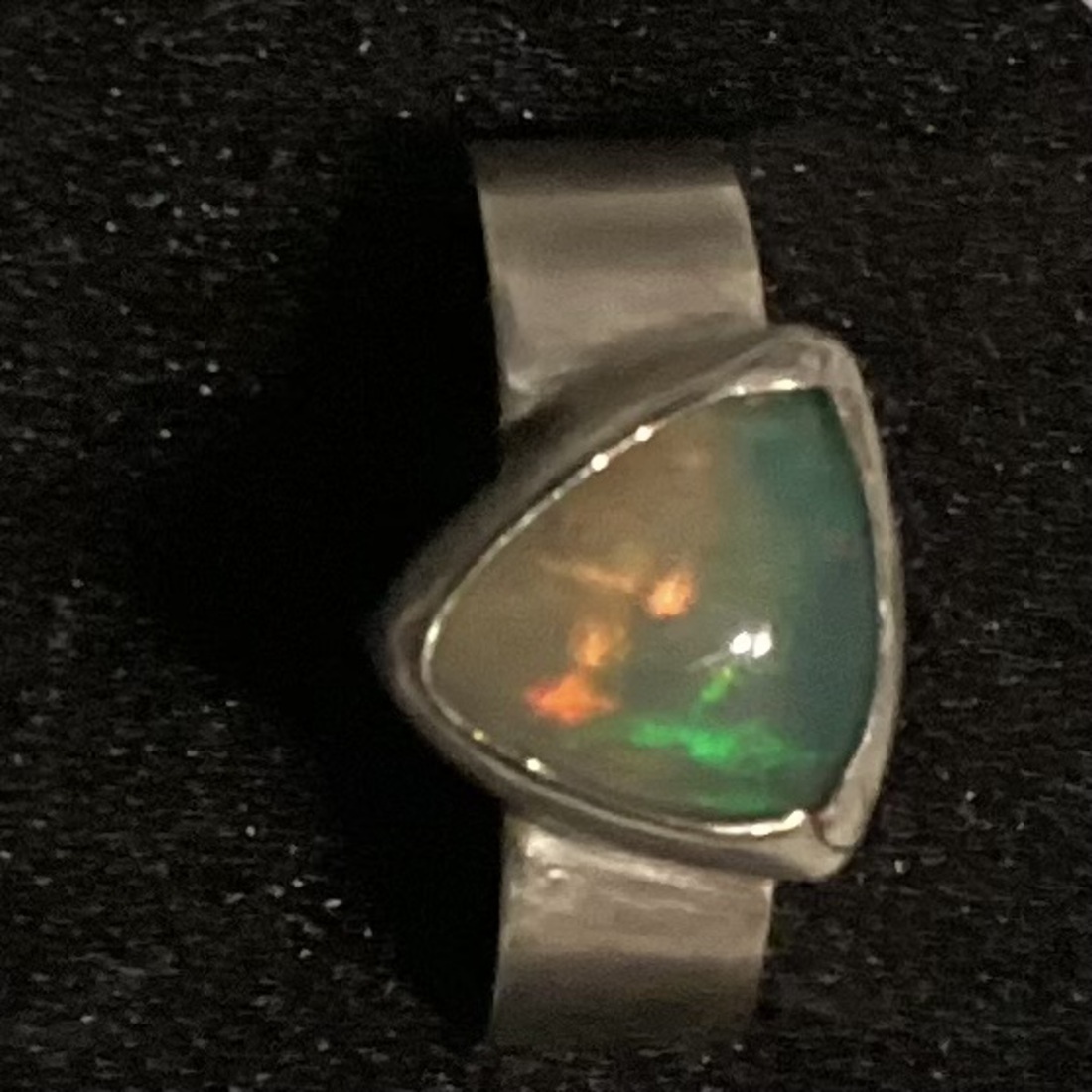 Zilveren handmade ring ,ingezet met opaal nr 3.