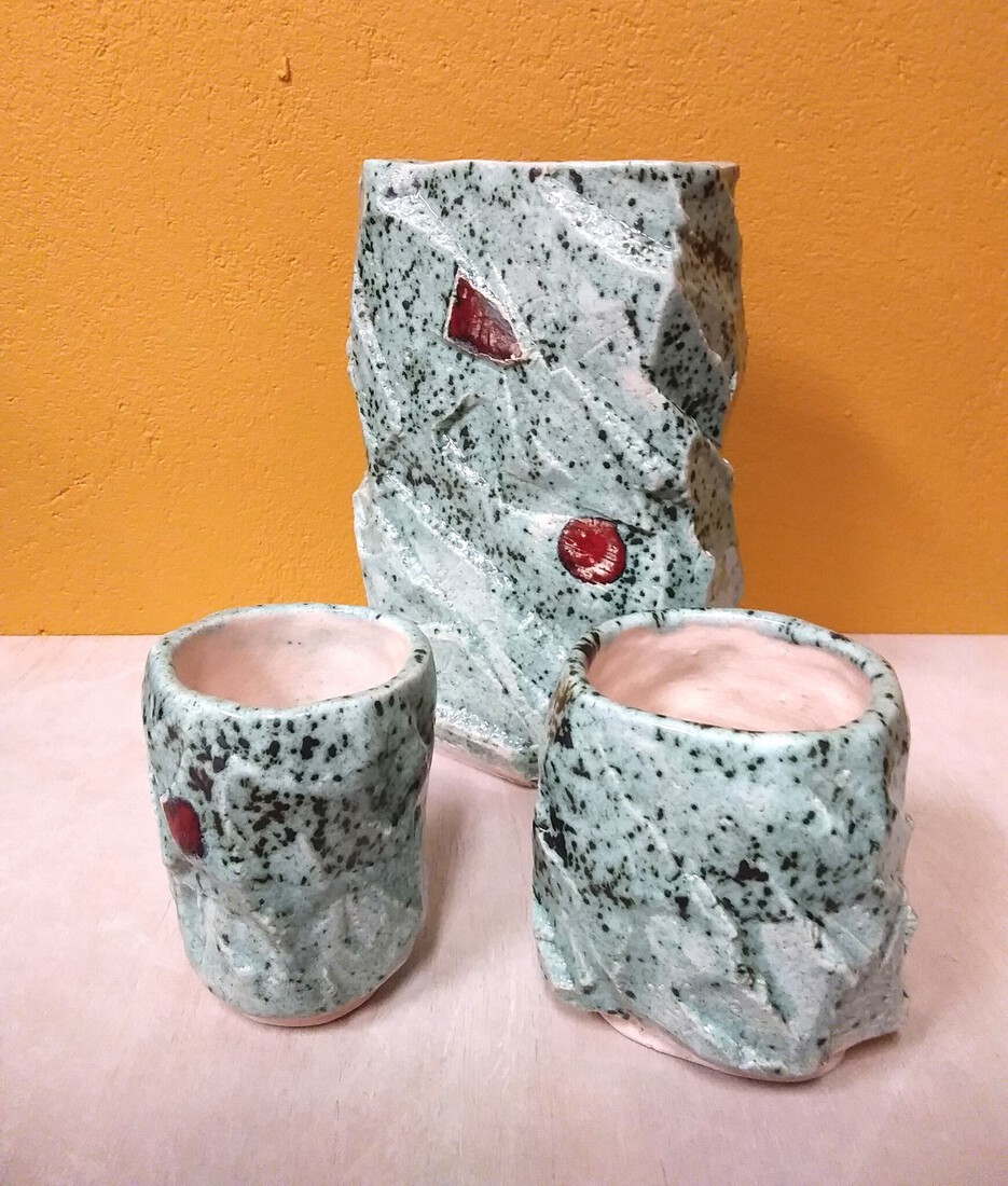 Kurinuki vaas en twee mokken