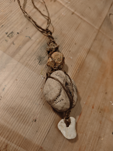 Verstilde en intuïtieve mixed media creaties gemaakt van natuurlijke en gevonden materialen