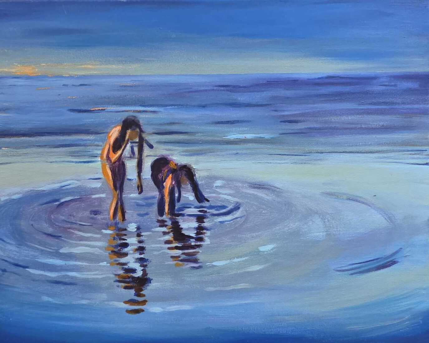 Meisjes in zee schelpen zoeken