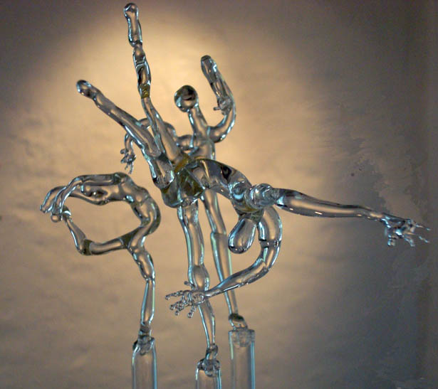 3 dansers van glas in groep