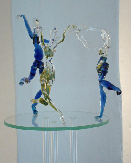 3 dansers dansen in een kring