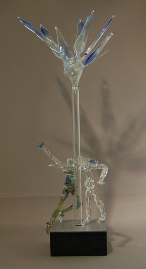 Dansers onder blauwe boom