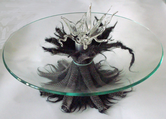 Schaal met vilt en staaldraad