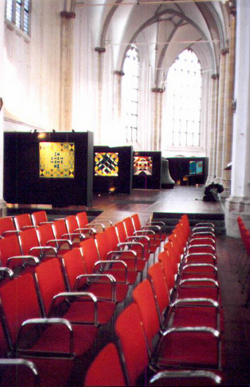 Geometrische houtpanelen in de Eusebiuskerk Arnhem. Overzicht expositie