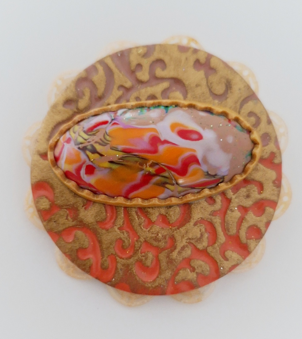 Broche Left over
