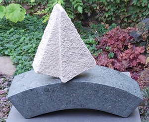 Sculptures in verschillende harde steensoorten