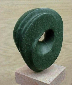 Eerdere sculptures met ontluikende maritieme inspiratie in diverse steensoorten