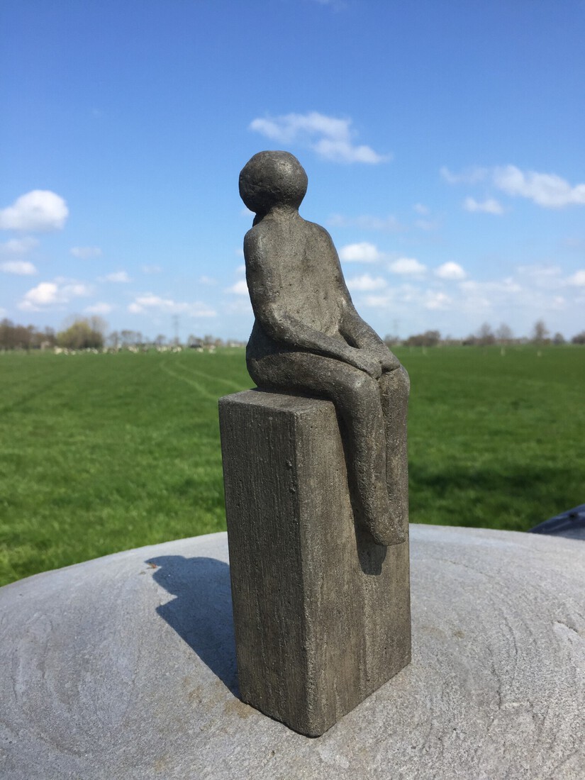 Meisje op steen