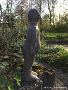Staande figuren, met de hand gemaakt van klei en daarna afgegoten in aluminium cement. Alle beelden zijn winterhard.