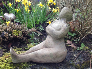 Zittende figuren, met de hand gemaakt van klei en daarna afgegoten in aluminium cement. Alle beelden zijn winterhard.