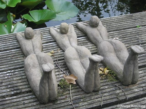 Liggende figuren, met de hand gemaakt van klei en daarna afgegoten in aluminium cement. Alle beelden zijn winterhard.