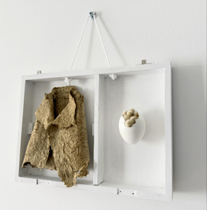 Deze serie bestaat uit ‘kairotische’ witte werkjes die in mijn atelier zijn ontstaan. Ze bewegen zich buiten de kloktijd van ‘Chronos’ en zoeken naar een andere maat van tijd: die van aandacht, toeval en spel. In het kleine en alledaagse kan iets oplichten. Een moment dat zich niet laat afdwingen, maar zich aandient. In het kwetsbare wit vind ik een enorme rust en schoonheid, waarin de mogelijkheid van een nieuw begin besloten ligt.
