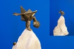 Surrealistische en (half)abstracte beelden in brons. De maten betreffen alleen het bronzen opject.