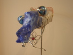 Sculptuur gemaakt uit diverse materialen: blauwe en witte kunststof, koper, glas, lood en tin.