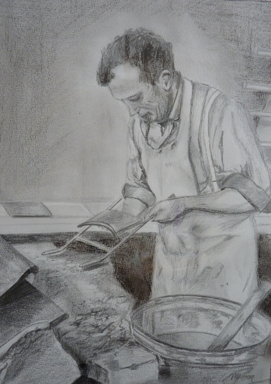 Tegelmaker aan het werk in de fabriek van Koninklijke Tichelaar te Makkum .