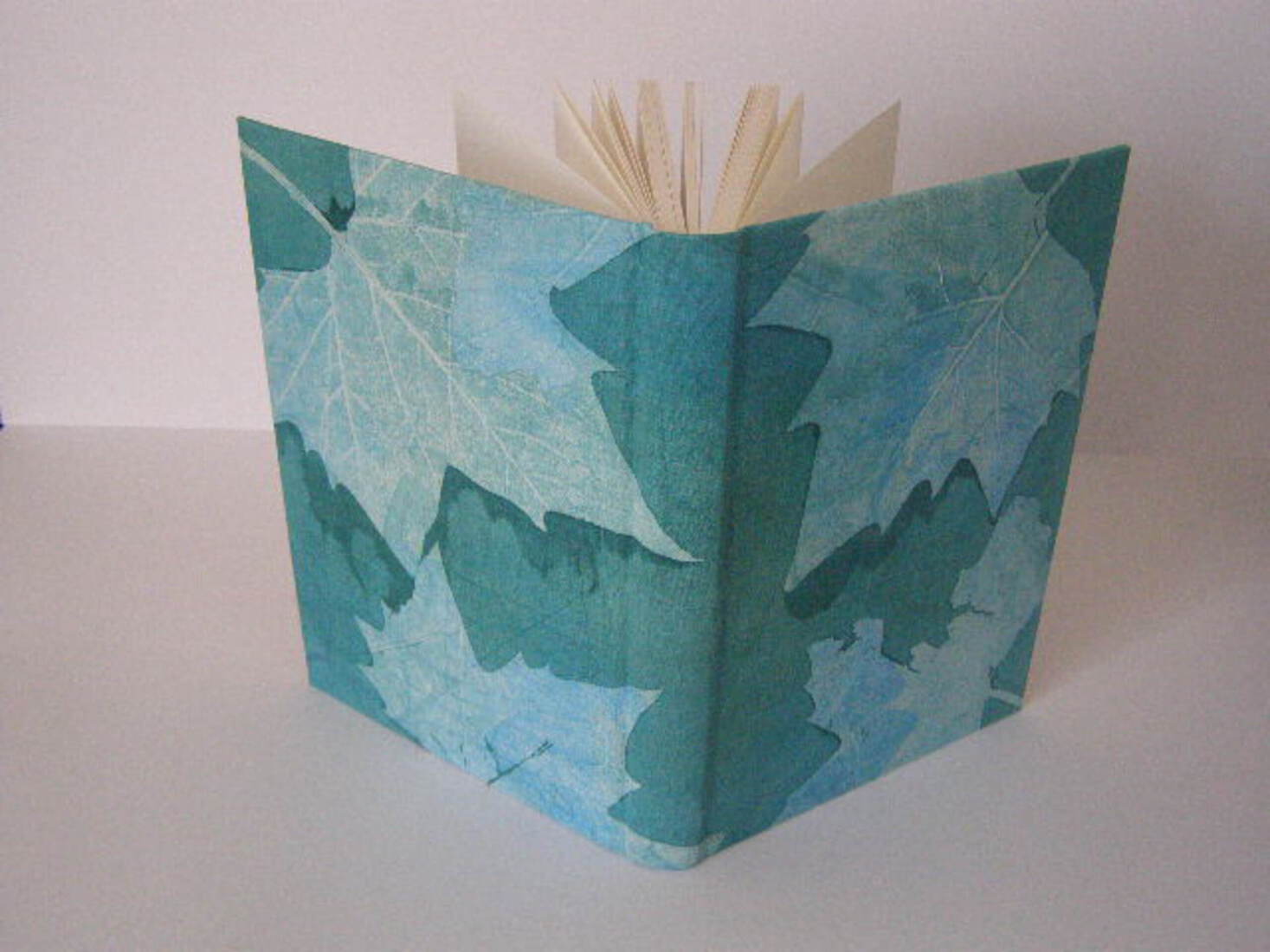 boek met bladerenopdruk van een monoprint