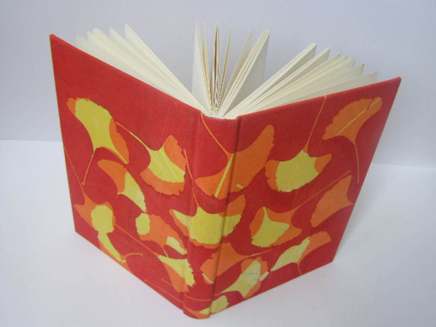 boek met gingko biloba opdruk van  een monoprint