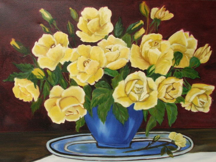 gele rozen in blauwe vaas
