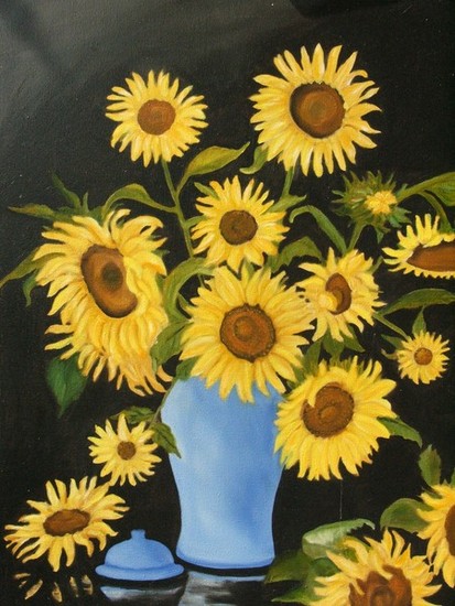 zonnebloemen in lichtblauwe vaas