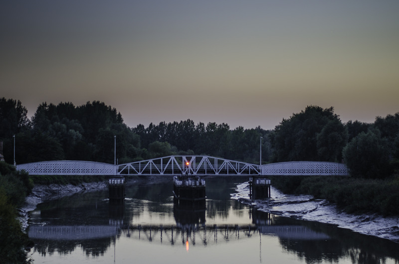 brug bij avond
