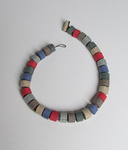 Sieraden gemaakt van bestaande kralen of handmatig gemaakte kralen van o.a. vilt.