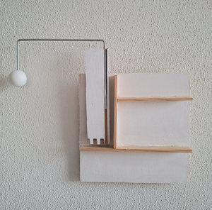 Wandborden met als hoofdkleur wit.