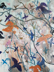 Een groot werk met vliegende vogels in een spannende lucht. Werk over vrij zijn.