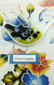 Geluksvogels in verschillende maten en uitvoeringen.

Al sinds jaar en dag maak ik glazen vogeltjes van gerecycled glas. In de loop van de tijd heeft de collectie zich steeds meer uitgebreid en ook de presentatie werd een onderdeel van het totaalplaatje. De achtergrondjes maak ik van gerecyclede materialen.
De vogeltjes worden gestookt in een oven die op zonne-energie werkt.

Alle vogelmaten zijn op bestelling ook zonder achtergrond te verkrijgen.

