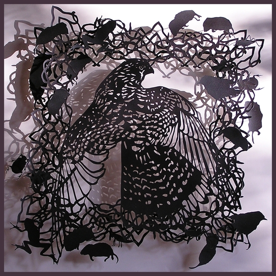 Ina Fekken - Torenvalk en prooi ( Papiersnede in vitrine)