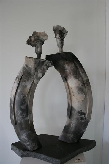 Lia Vriend - Trots ( Keramiek, in de zaagseloven gestookt; bewerkt met grassen en bladeren)