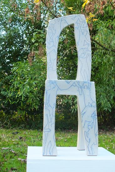 René Kaiser - Stoel; de weg naar de top ( keramiek: steengoed 1250 C., tekening in mishima-techniek)