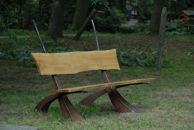 Bertus en Margriet Hidding - Tuinbank ZT ( Cortenstaal/Bilingahout)