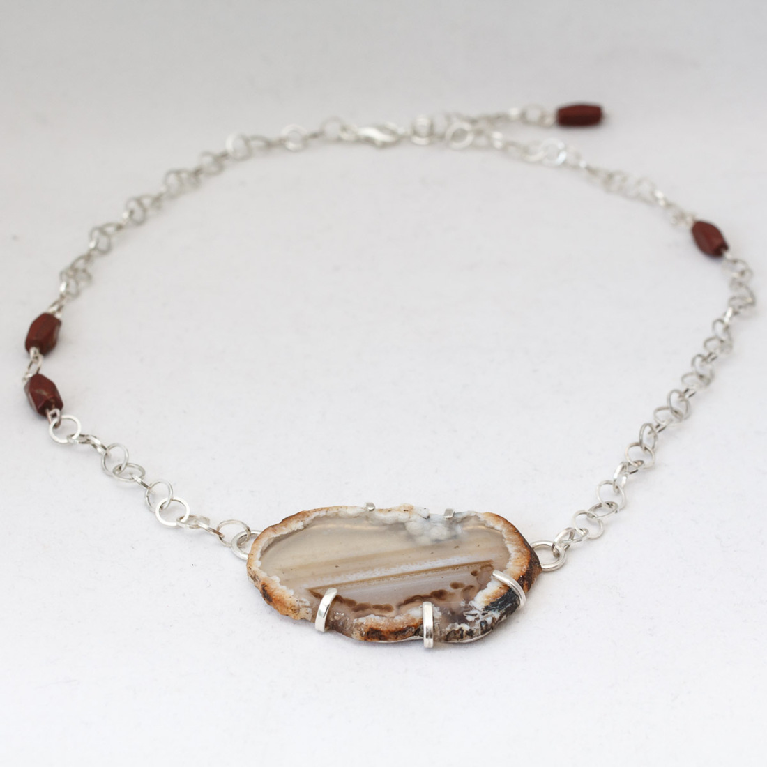 Ketting met een schijf agaat.