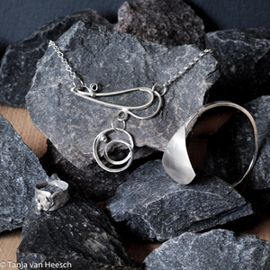 In de serie Alterations heb ik eerder gemaakte sieraden hergebruikt en drastisch veranderd. Door om te smeden, samen te smelten of delen weg te zagen is werk ontstaan met een zekere robuustheid en eigenzinnigheid