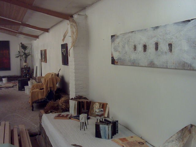 het atelier is een labo van verf en materialen