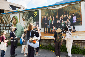 In Lungau te Oostenrijk heb ik een jaar lang onderzoek gedaan naar 'landvlucht'. Zo heet het wanneer jongeren het platteland verruilen voor de grote stad. Deze regio in Oostenrijk heeft een rijk cultureel verleden, maar hoe ziet haar toekomst er eigenlijk uit? Tijdens het Supergau Festival in 2023 initieerde ik locatie specifieke 'Conversation Pieces' om de toekomst voor te stellen en te bespreken.