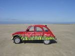Voor de internationale meeting in Schotland is de 2Cv opgepimpt als een Holland Art Car met als titel: '2Lips Are Calling'
