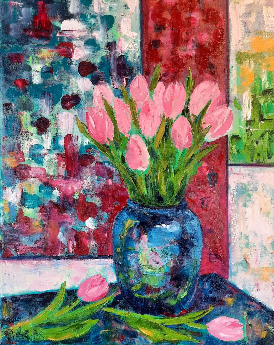 Roze tulpen in vaas  