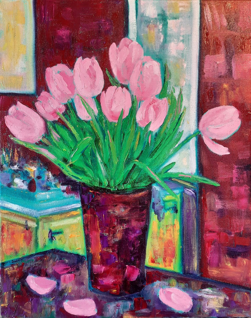 Roze tulpen in rode vaas  