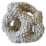 Deze ontwerpen bouw ik op uit met de hand gemaakte bolletjes klei. Aan een kant bevestig ik deze aan elkaar, waardoor de structuur aan de buitenzijde zichtbaar blijft. Deze objecten zijn veelal niet geschikt als gebruikskeramiek.