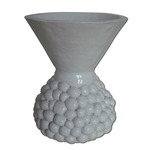 In mijn zoektocht naar mijn eigen stijl heb ik diversen uiteenlopende ontwerpen gemaakt. Deze zijn soms heel strak, maar ook organisch. Het zijn allemaal objecten en vaak niet geschikt als gebruikskeramiek.