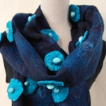Sjaal van zijde en vilt, blauw met bloemen, nunofelt 22