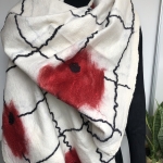 Grote wit rode sjaal van zijde en vilt