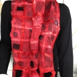 Rode sjaal van zijde en vilt 