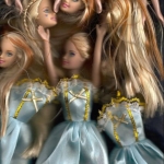 juichende Barbies