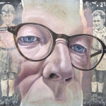 Zelfportret met jeugdfoto, samen met broertje