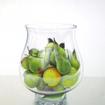 Vaas met peren en reflectie met zelfportret