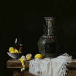 Stilleven met Cloisonne vaas en witte doek