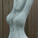 Vrouw met geheven armen